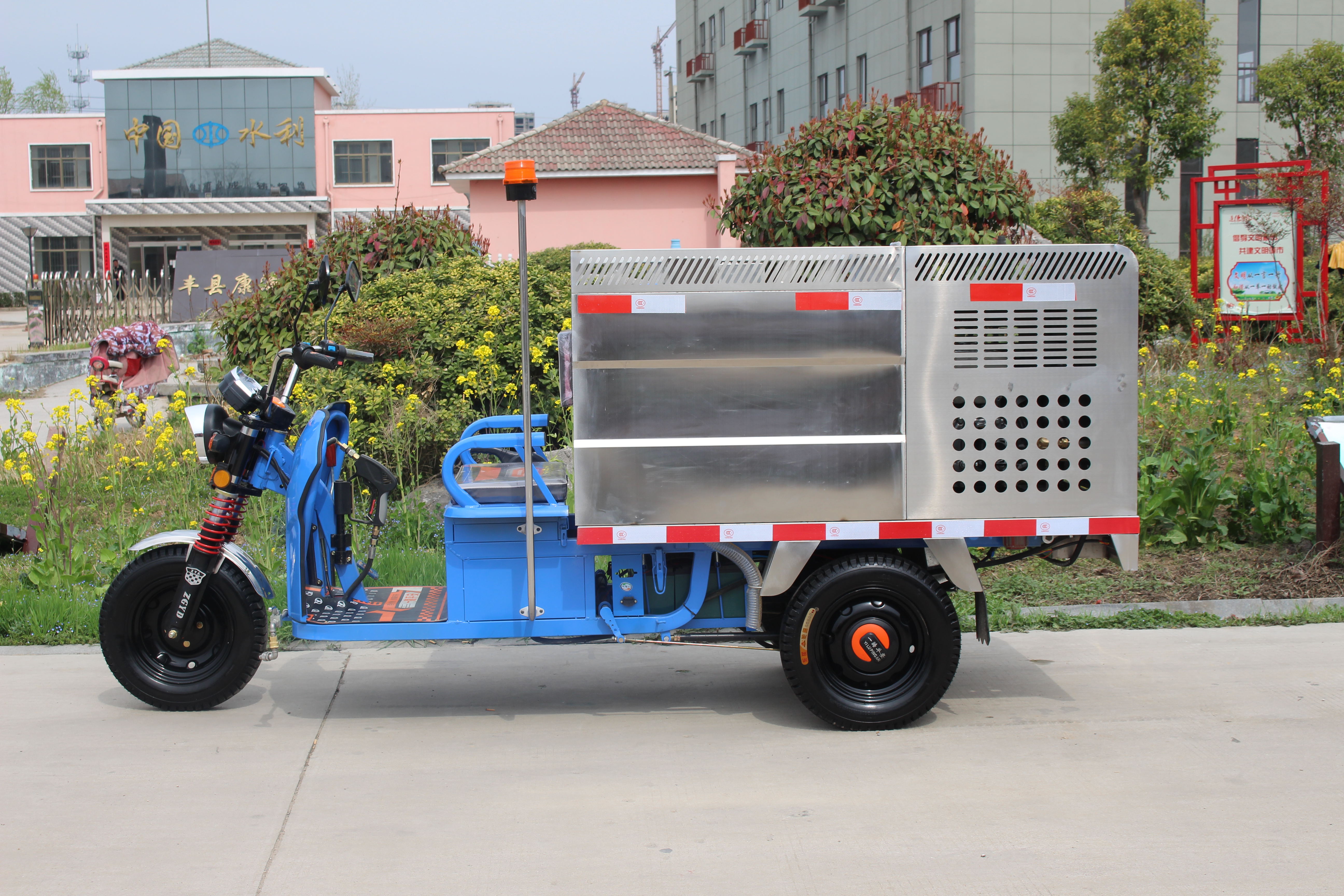 電動(dòng)灑水車(chē)的功能特點(diǎn)